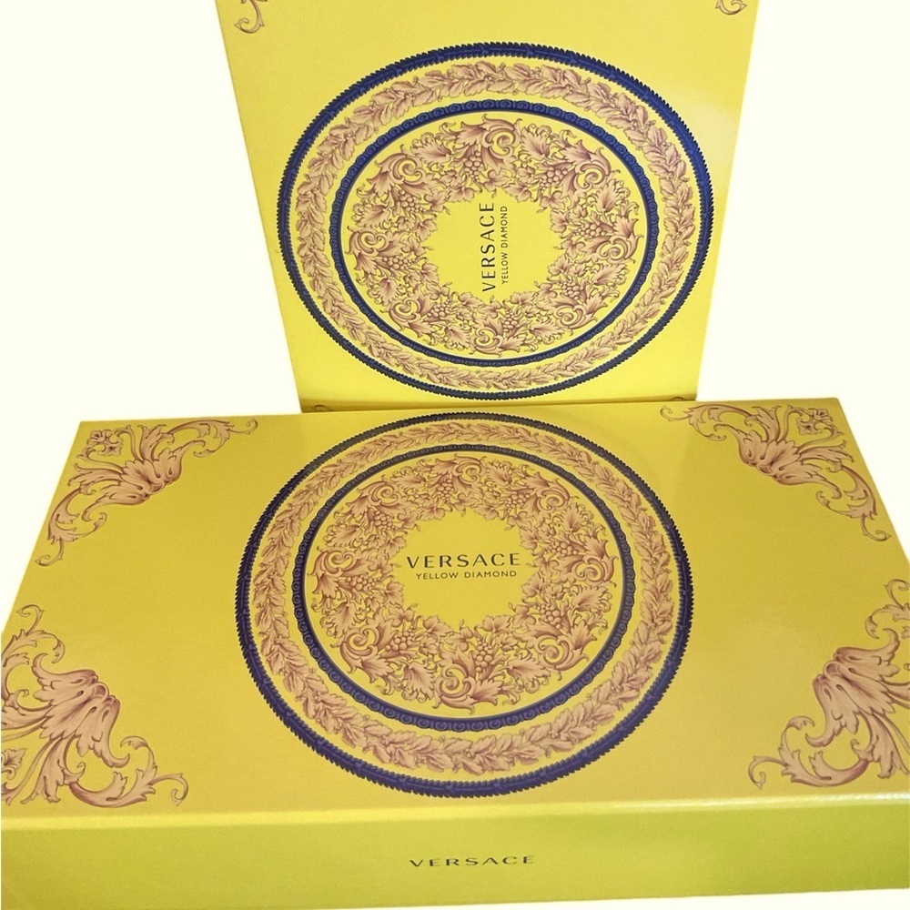 NWT  Yellow Diamond  Versace Gift Set. 4 Piece. Clutch. Gel. Lotion. EDT.